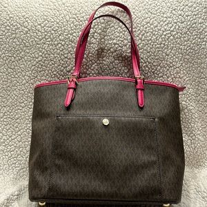 Great PRELOVED condition Michael Kors Jet Set Large TZ Snap Pocket Tote bag